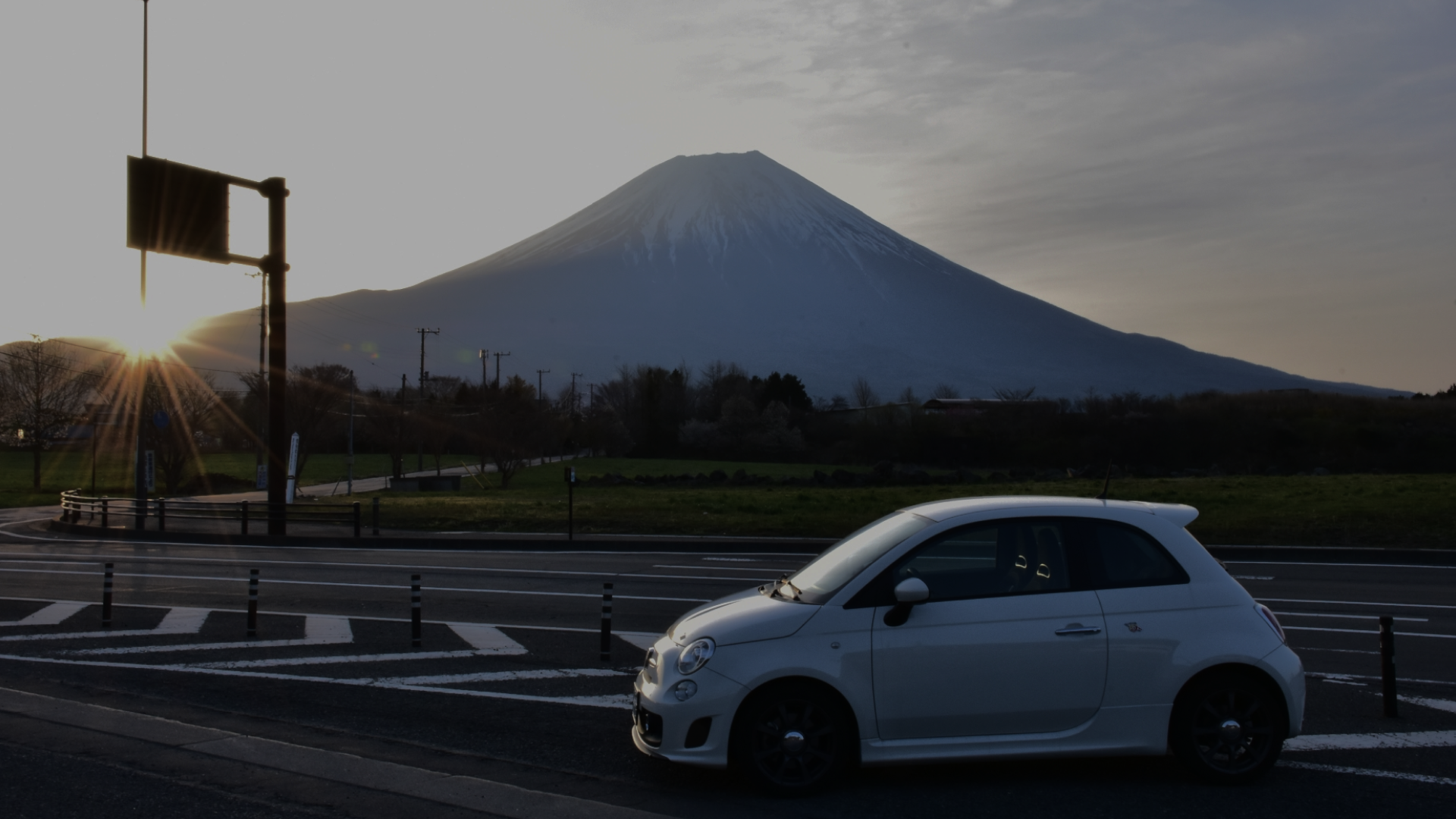 車と山